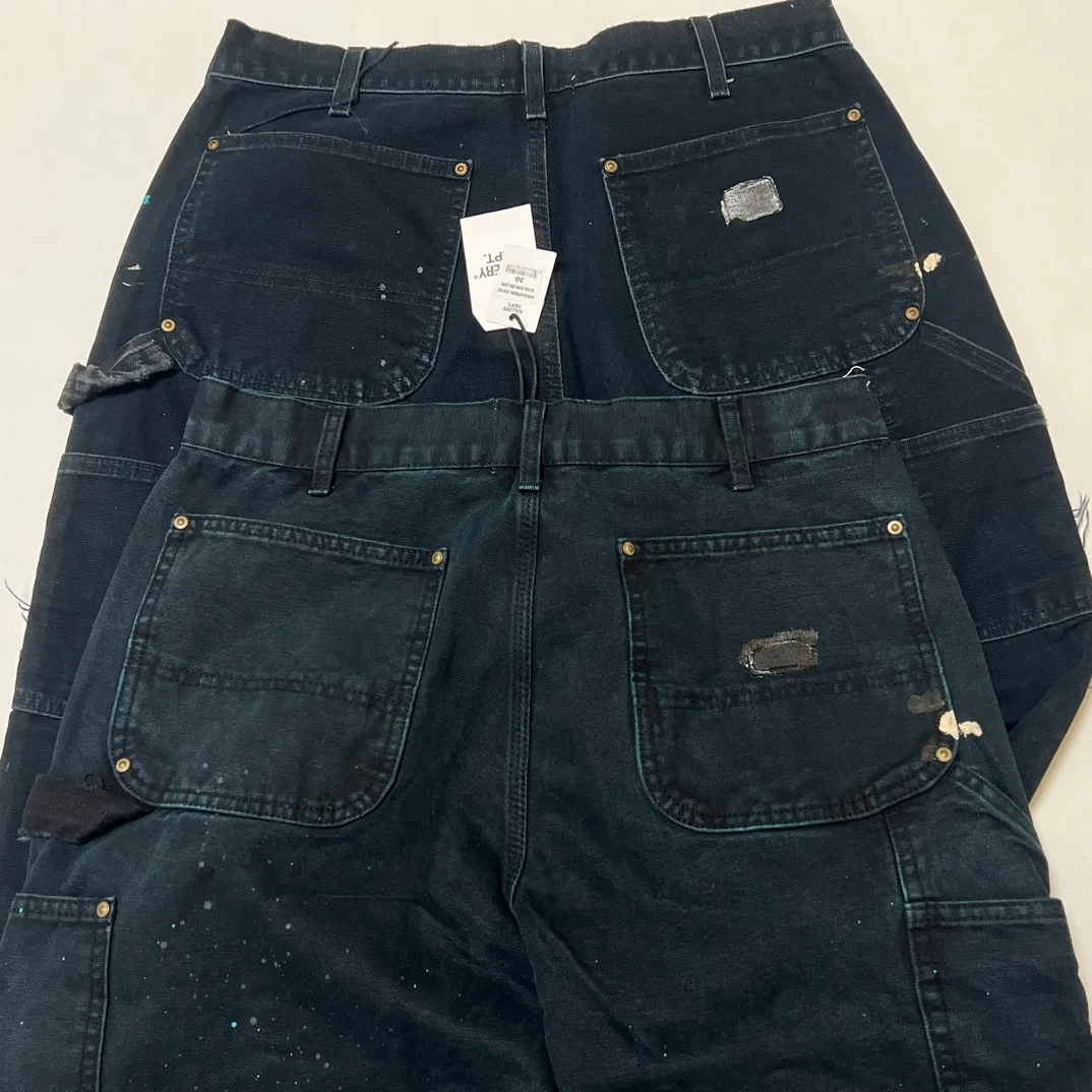 The color of the wash is particularly difficult to sample. The original version is green and black, not all black. GALLERY DEPT. LA FLARE CARPENTER PANTS. The first generation paint-splashed ink wash flared logging pants. Carhartt base version modified overalls. Green black S-XL.